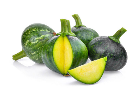 白色背景上孤立的年轻绿色南瓜照片