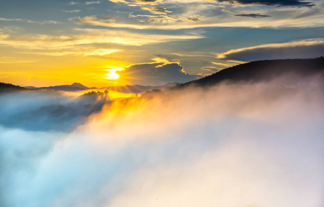 太阳从大山升起的图片图片