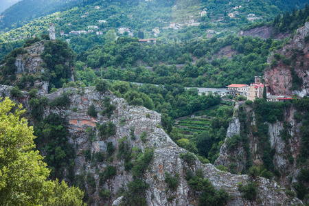 风景秀丽的山景观与修道院在 Prusos，Evritania