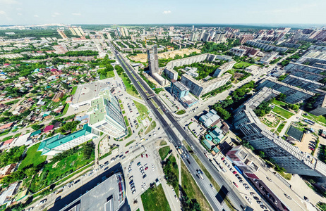 与空中城市景观 十字路口 道路 房屋 建筑物 公园及停车场。阳光灿烂的夏天全景图像