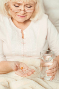 老年人退休在家的女人食丸仔