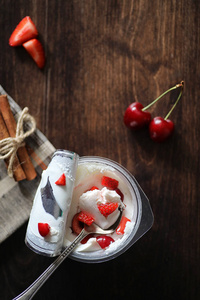 酸奶的新鲜草莓和樱桃
