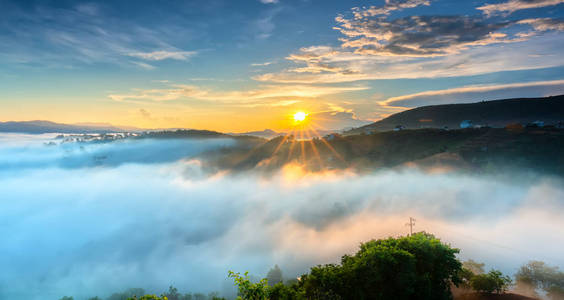 太阳从大山升起的图片图片