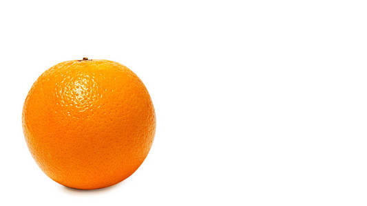 美味和多汁橙富含维生素和抗氧化剂, 在白色背景下, 复制空间, 模板