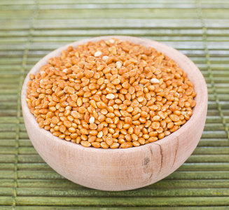 小米，小米种子在一个木碗，顶视图