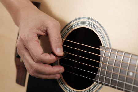 女人的手玩吉他