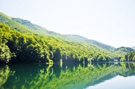 高山湖夏季