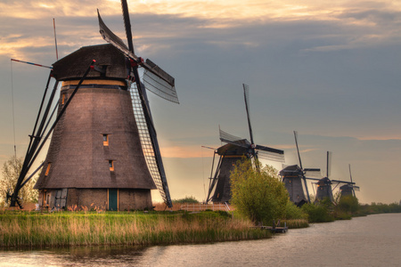 风车和水运河在荷兰风车村
