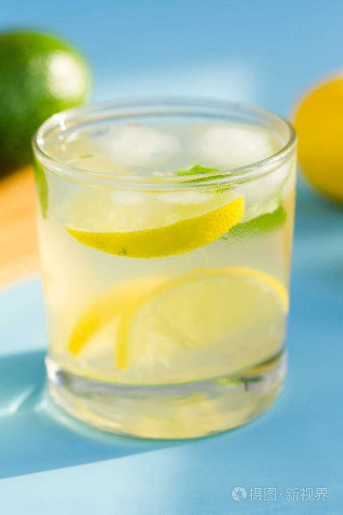 蓝色背景自制柠檬水