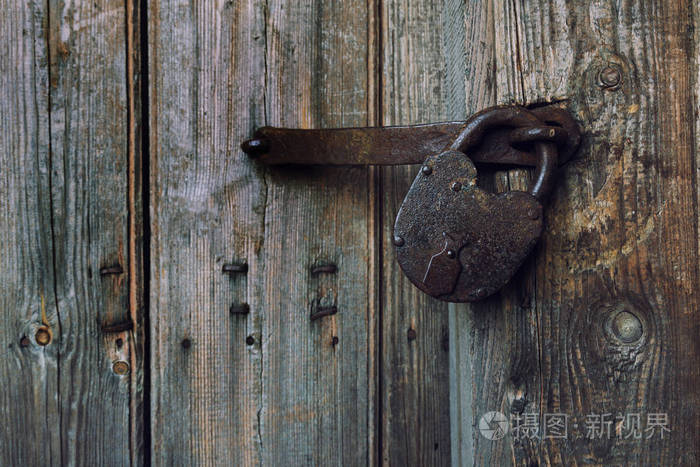 那把旧锁旧木门