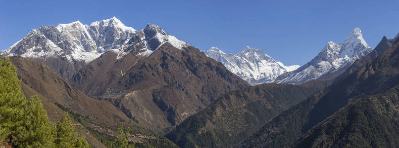 Phortse 村庄在山珠穆朗玛峰洛子峰和协会 Dablam 山顶。尼泊尔珠穆朗玛峰大本营徒步旅行