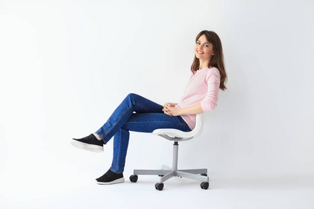 幸福的女人坐在椅子上照片