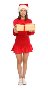 年轻快乐的女人与圣诞老人帽子和礼品盒在白色背景。圣诞庆典