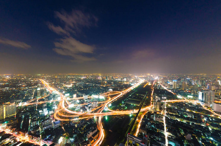 晚上交通路口中心的城市