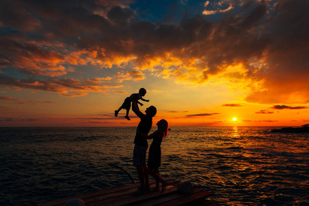 家庭在海滩上我照片