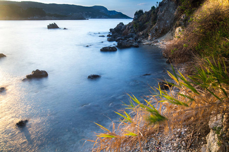 日出时长时间暴露海景。峭壁的看法入 se