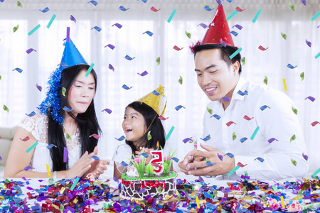 亚洲家庭的图片在庆祝生日在家鼓掌一起插画