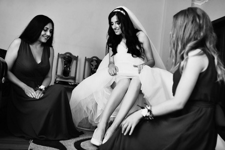 快乐开朗的黑发新娘头戴在她的房间 两个新娘