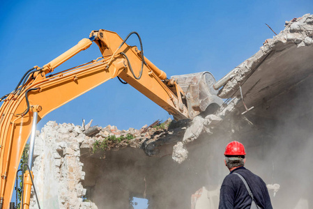 清拆的老房子与挖掘机照片