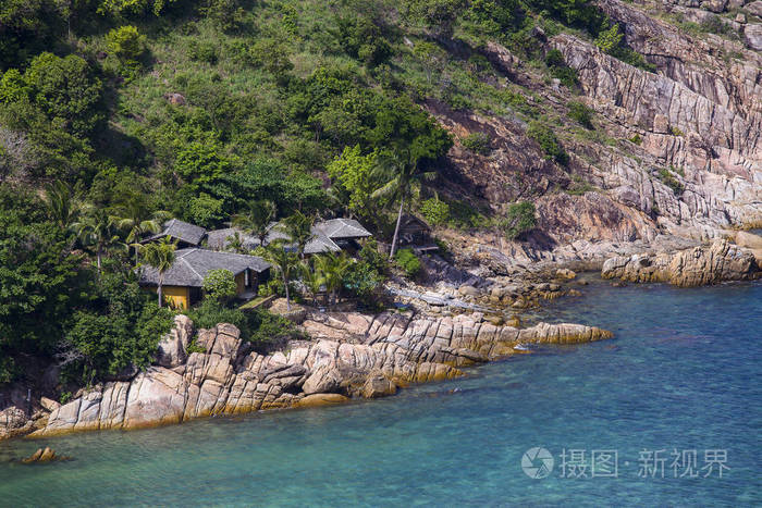 在海边的岩石海滩上的热带平房。帕岸岛，泰国