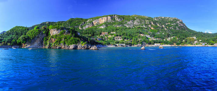 美丽的夏日全景海景。对海岸线的看法成