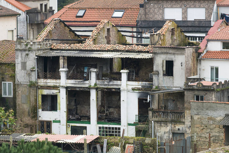 在西班牙被毁和废弃的房子
