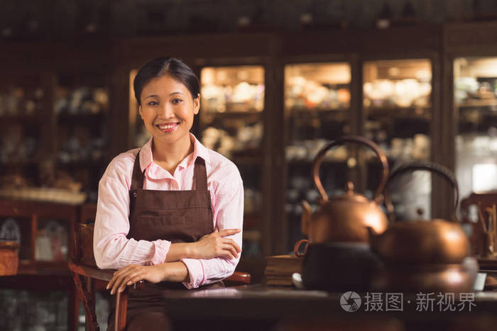 小亚细亚女孩在茶室里