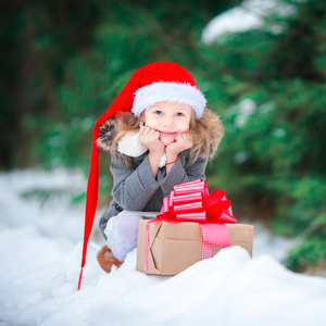 冬天在户外在圣诞前夕圣诞盒礼物可爱快乐的女孩