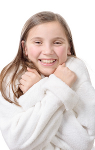 微笑的年轻女孩与浴衣 孤立在白色背景上