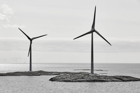 在波罗的海的风力涡轮机。可再生能源。芬兰的海景