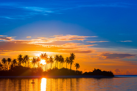 美丽七彩的晚霞，在热带岛屿上在印度洋的马尔代夫