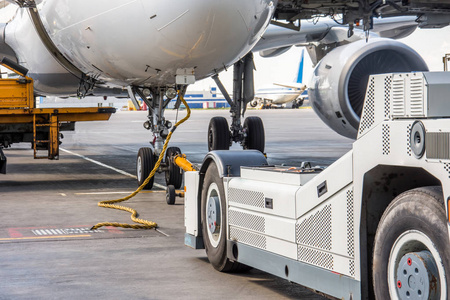 推前本身推飞机回车拖 tracktor 在底盘前起落架上照片