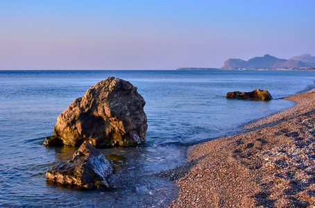 地中海海岩石海滩上博尔德