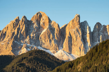 高山山脊在意大利阿尔卑斯。美丽的自然风景在夏天时间
