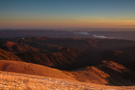 金色的秋天，在高加索和 Adygea 中的自然公园大撒奇山的山坡上