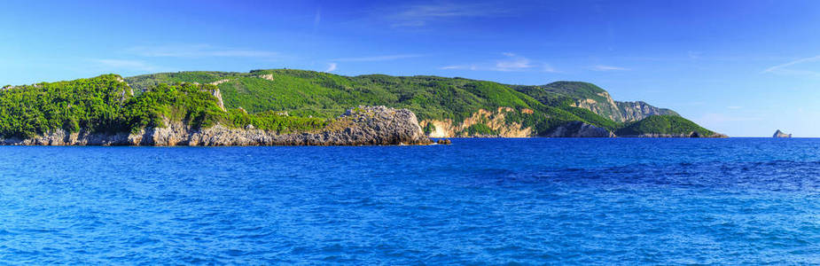 美丽的夏日全景海景。对海岸线的看法成