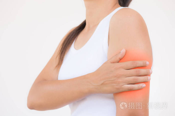 特写女性的手臂.手臂疼痛和受伤的红色亮点.医疗保健和医学概念