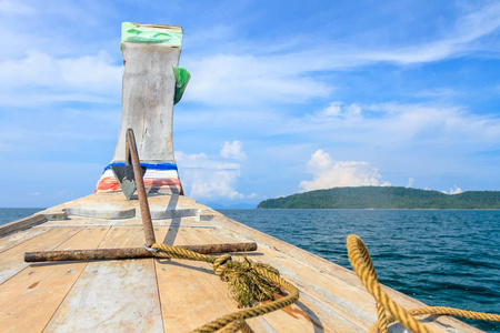 木制小船开往热带海在晴朗的一天的头