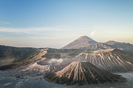 从印度尼西亚东爪哇 Penanjakan 山的角度看日出时的古龙火山 溴代