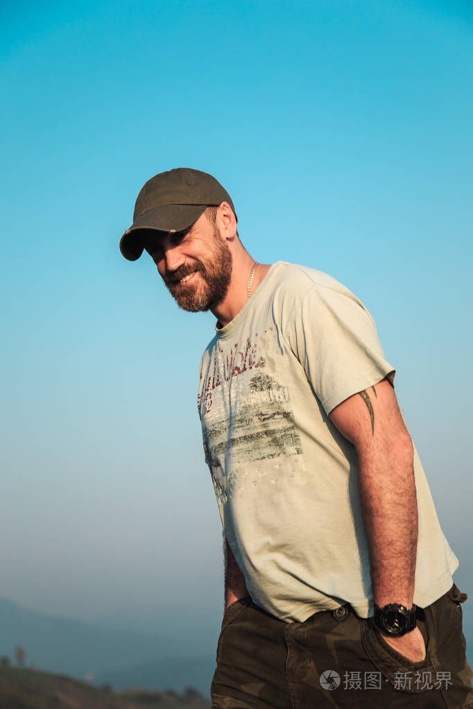 一个有男子气概的大胡子男人的肖像