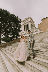 爱新娘和新郎在 Spagna 广场和 Trinita 在意大利罗马的蒙蒂散步