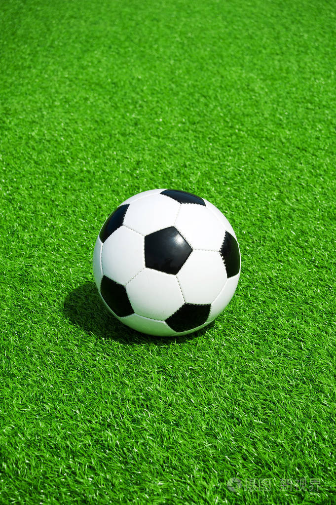 足球经典黑白在绿色人造草坪上的罚点