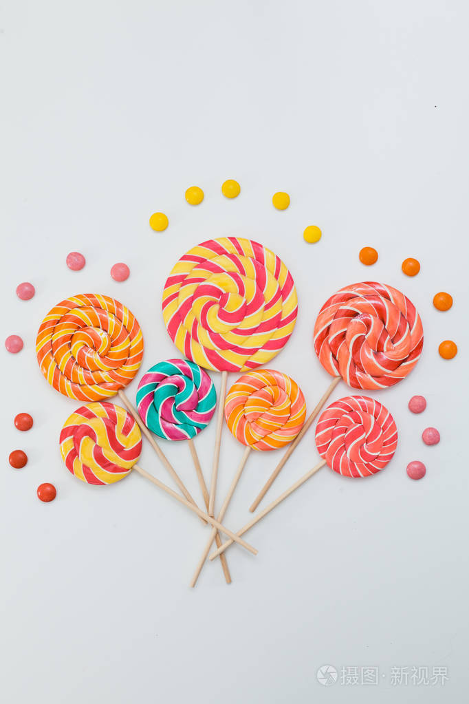 棒棒糖甜甜的糖白色背景上的花式花束