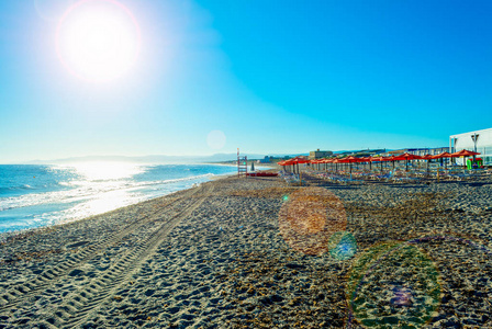 夏日清晨的海滩景观