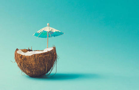 热带海滩概念椰果和鸡尾酒太阳伞, 创造性极小的夏天想法
