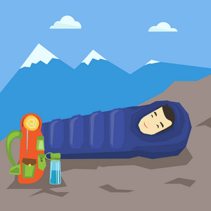 男人睡在睡袋里山