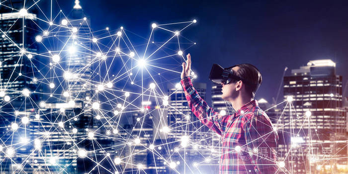 虚拟现实耳机的人