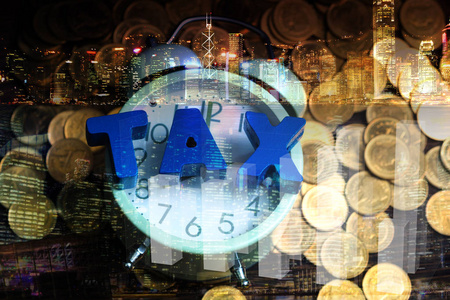 在城市背景商业和财务理念上, 双重曝光的税字母与硬币和老式闹钟的栈。纳税概念的支付时间