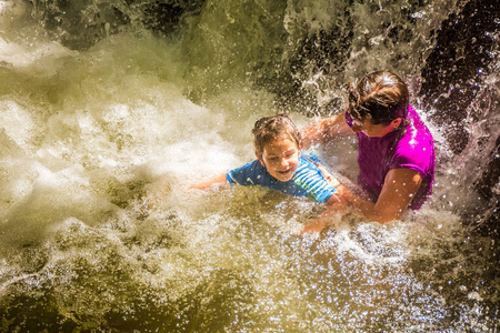 母亲与女儿的乐趣在河
