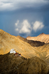 纳杰 Tsemo 寺院修道院在山在日落光在列, 印度